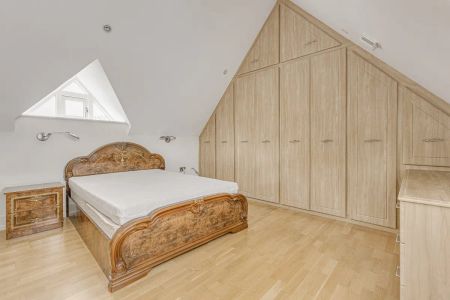 5 bedroom house in Brentford - Photo 3