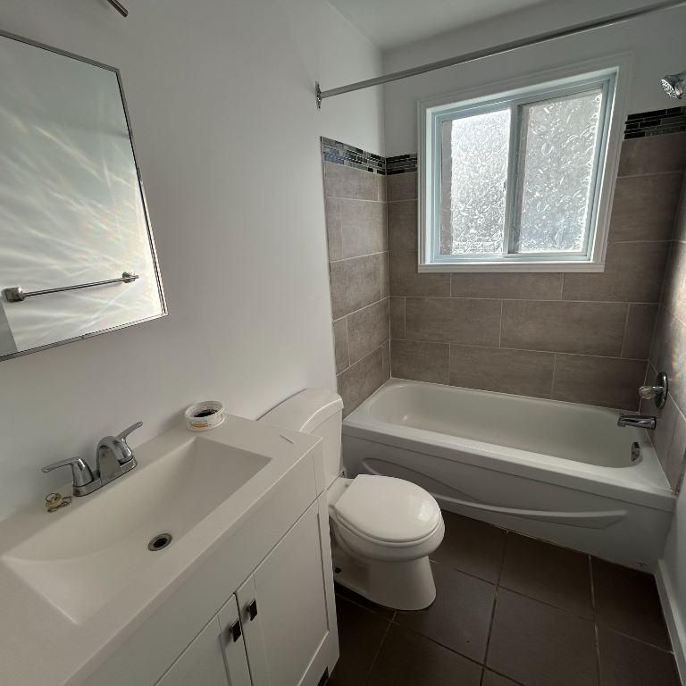 Beau 3 1/2 - Libre immédiatement - Air climatisé - Photo 1