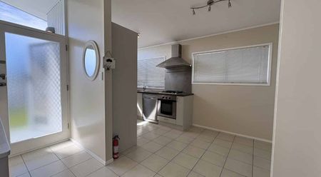 Family home on large section - Photo 4