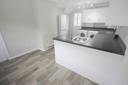 3 Bedroom House - Mid Terrace To Let - Photo 2