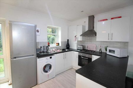 3 bedroom semi-detached house to rent - Photo 5