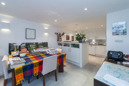 3 bedroom mews to rent - Photo 3