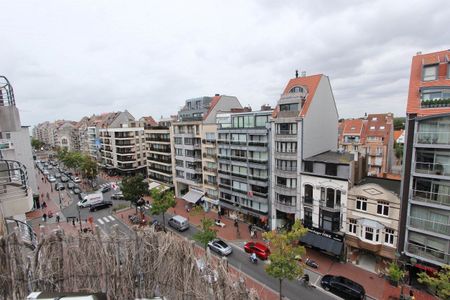 ONGEMEUBELD: Integraal gerenoveerd 2-kamer appartement te Lippenslaan voorzien van 2 ruime zonneterrassen. - Photo 5