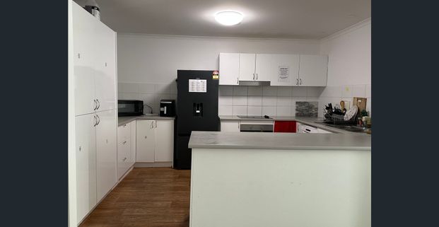 PRIVATE ENSUITED ROOM WITH A/C - PERFECT FOR STUDENT CLOSE TO QUT! - Photo 1