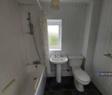 2 bedroom semi-detached house to rent - Photo 5