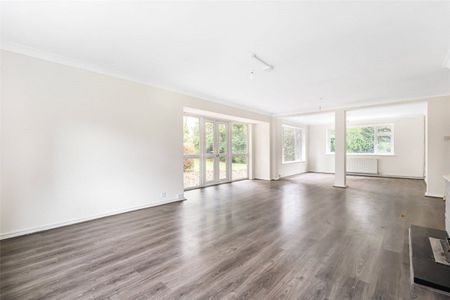 A four bedroom detached family home in a cul-de-sac location. - Photo 2