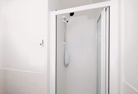 Large Ensuite: Two Bed Flat - Photo 4