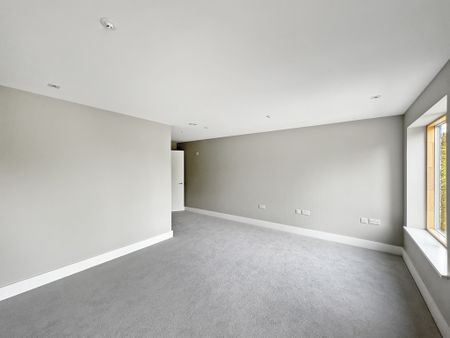 Tucked discreetly away from one of Cambridge’s most distinguished roads lies an exclusive collection of just six newly built residences, each crafted with meticulous attention to detail. - Photo 3