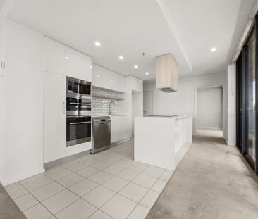 SPACIOUS TWO-BEDROOM APARTMENT WITH STUNNING VIEWS - Photo 4