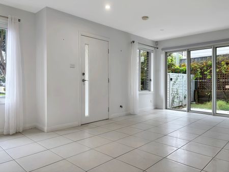 1/3 Fourth Street, Adamstown NSW 2289 - Townhouse For Rent | Domain - Photo 4