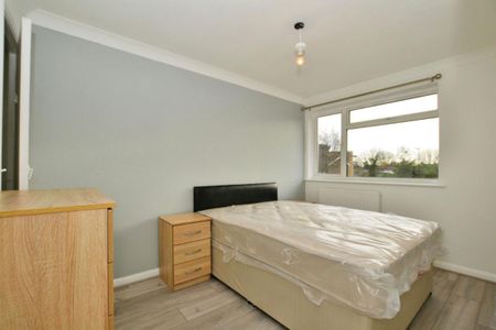 Chichester Way, Feltham, TW14 0DF - Photo 5