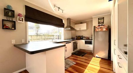 4 Bedroom Home in Trentham - Photo 2