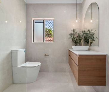 Stunning Freshwater townhouse, prime location & secure complex - Photo 6