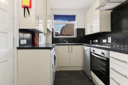 1 bedroom in a house share to rent - Photo 2
