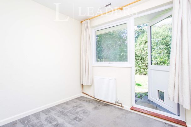 2 bedroom bungalow to rent Darvel Close, Woking, GU21 - Photo 1