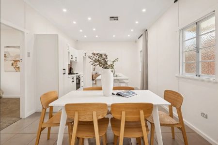 Beautifully Refreshed Family Home in Sought-After Hawthorne - Photo 3