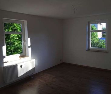 2 OG Balkon / Laminat und Bad mit Fenster + Wanne - Foto 3