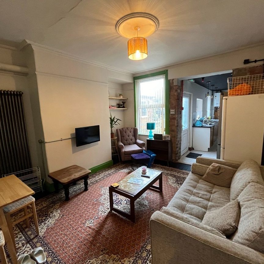 5 Bed Terraced House, Grimthorpe Street, LS6 - Photo 1