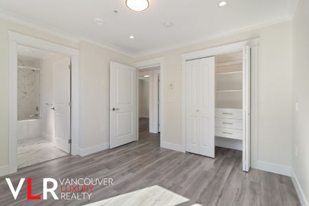 Duplex in Vancouver East Side, BC - Photo 2