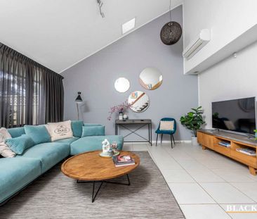 Character three-bedroom Townhouse - Photo 2