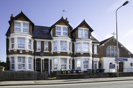 1 bedroom in a house share to rent - Photo 3