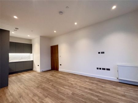 Roop House, Fleet, Hampshire, GU51 - Photo 5