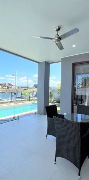 SPACIOUS WATERFRONT FAMILY HOME IN THE HART OF HOPE ISLAND - Photo 1