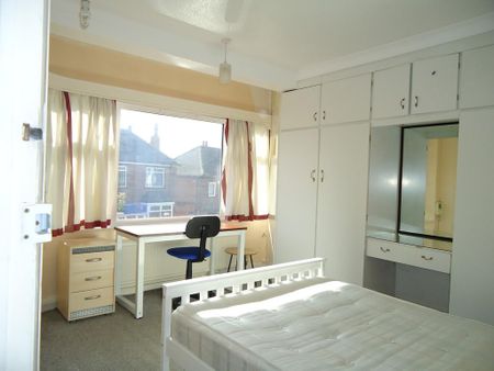 4 bedroom detached house to rent - Photo 2
