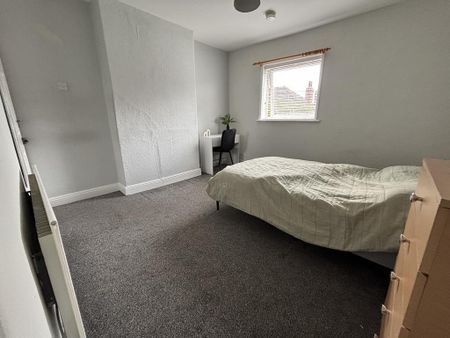4 bedroom terraced house to rent - Photo 3