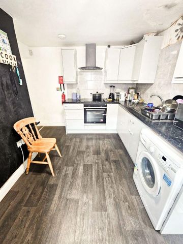 1 bedroom in a house share to rent - Photo 3