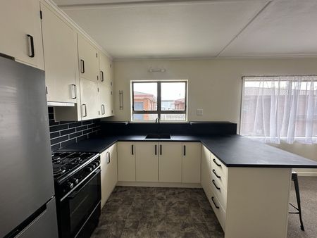 Family Friendly on Ford Avenue - Photo 3