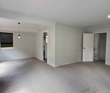 Spacious Family Home at Orinda Close - Photo 4