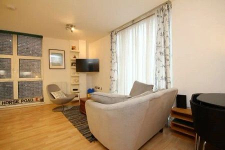 1 bedroom flat in London - Photo 4