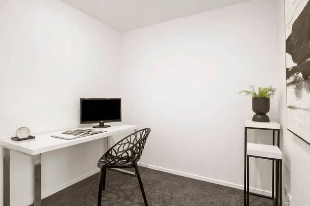 Modern and spacious 2 bed Apartment, plus study! - Photo 1