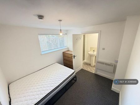 1 bedroom in a house share to rent - Photo 2