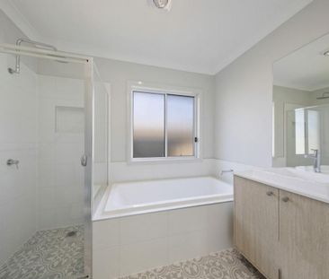 Near-new, premium family home - Photo 4