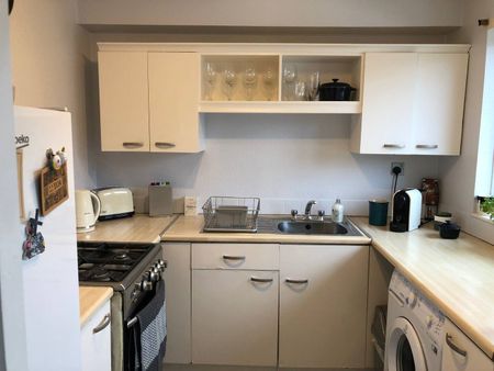 Spacious 2 Bedroom Fully Furnished Flat with Off Street Parking in Quiet Residential Area - Photo 5