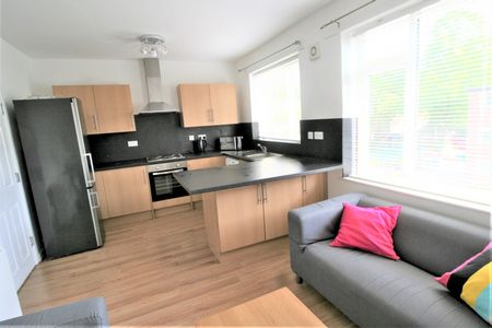 3 Bed Flat, Fairfield Court, M14 - Photo 2