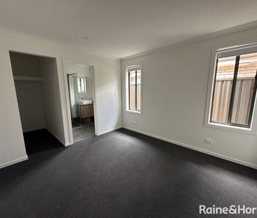 Modern Family Living in Munno Para Downs - Photo 2