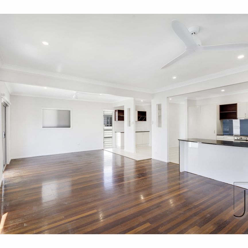 12 Poinciana Boulevard, Broadbeach Waters QLD 4218 - House For Rent | Domain - Photo 1