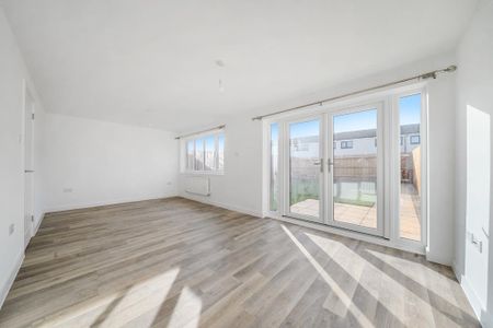 4 bedroom end of terrace house to rent - Photo 2