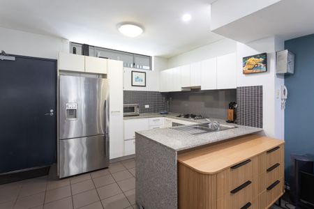 LARGE 2 Bed Unit | Just off James Street - Photo 4