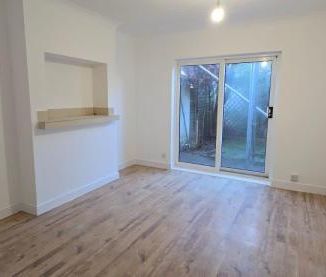 4 bedroom terraced house to rent - Photo 1
