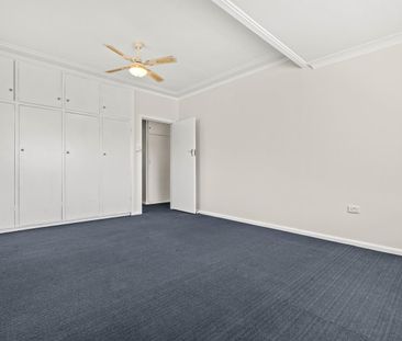 Charming Coastal Cottage with Space and Style - Photo 1