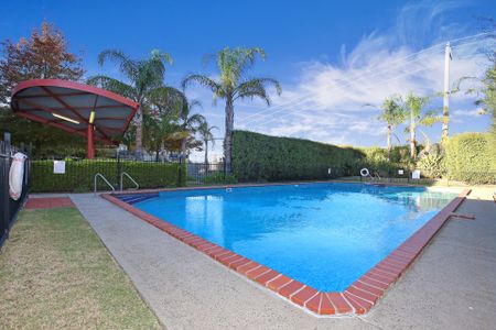 RESORT-STYLE LIVING IN SOUGHT-AFTER FAIRFIELD VIEWS. - Photo 2