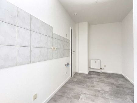 Stilvoll modernisierte 2-Raum-Wohnung mit Aufzug & optionaler Einbauküche in Auerbach - Photo 4