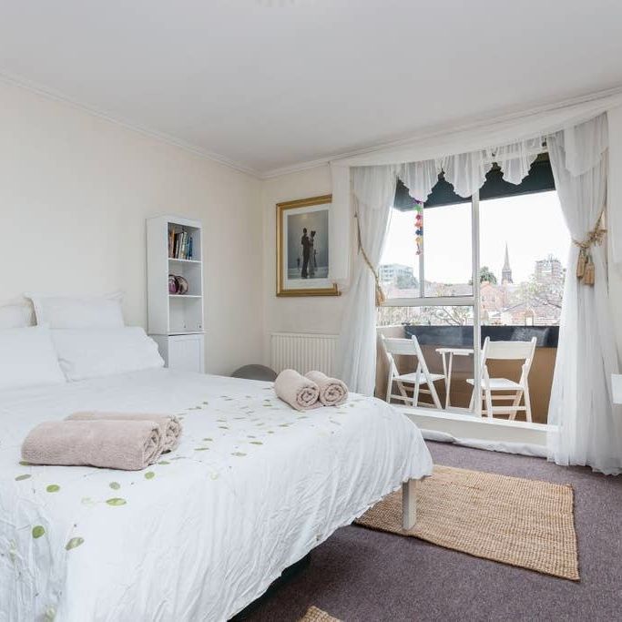 Prime Toorak studio with treetop views - Photo 1