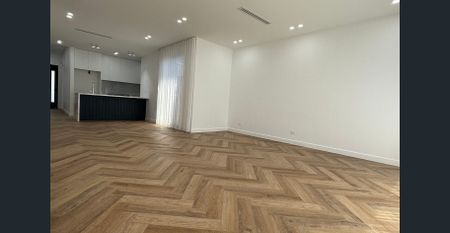 Bright and Spacious - Photo 4