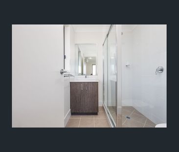 Modern style duplex - Photo 6