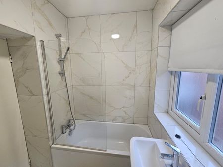 1 Bed Flat, Albert Avenue, M25 - Photo 5